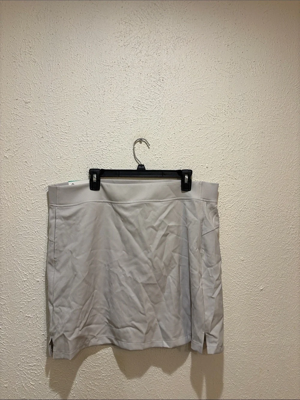 32 Cool light gray
